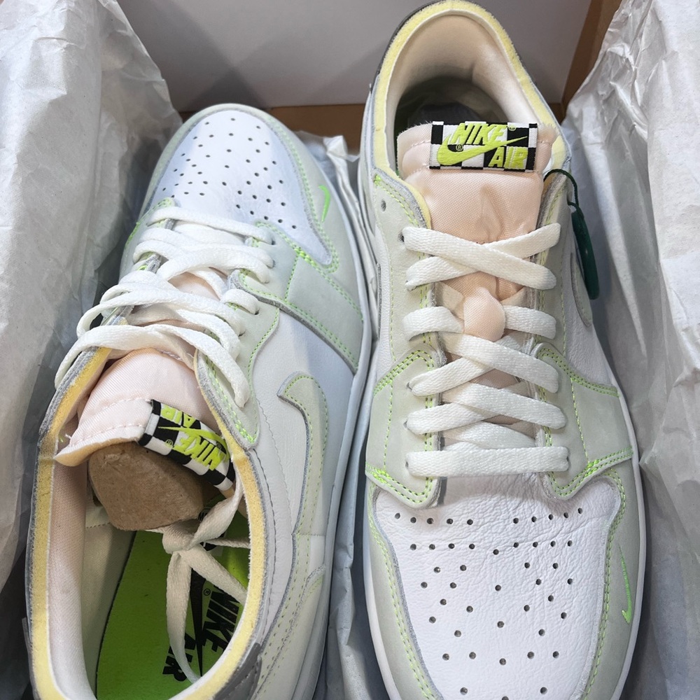 Jordan 1 White and Ghost Green Sneakers size 11 NIB